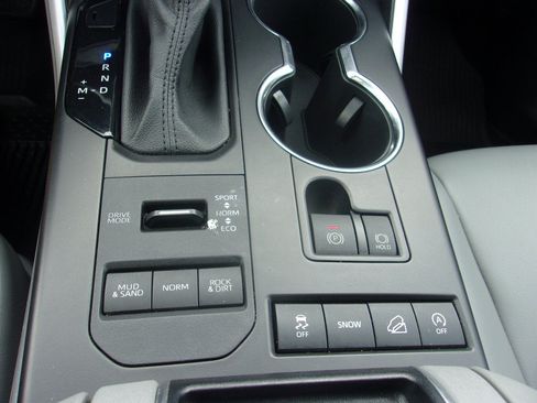 Used 2021 Toyota Highlander XLE AWD/4WD image 25