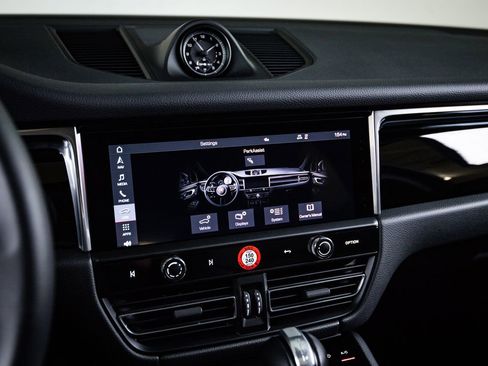 Certified 2025 Porsche Macan AWD/4WD image 18