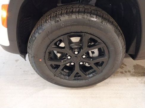 New 2025 Jeep Grand Cherokee Altitude image 21