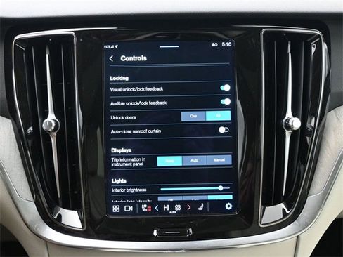 Used 2024 Volvo V60 B5 Cross Country Plus image 17