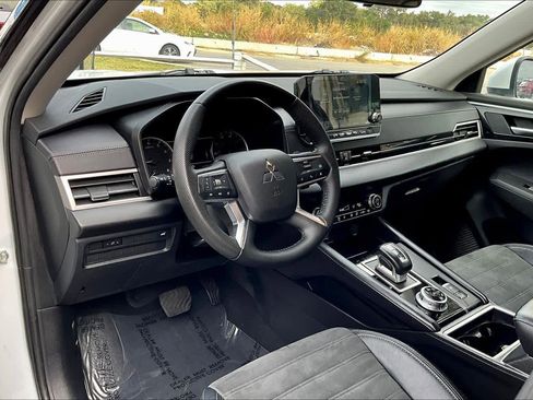 Used 2023 Mitsubishi Outlander SE image 17