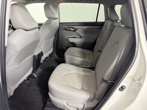 Used 2023 Toyota Highlander Platinum image 7