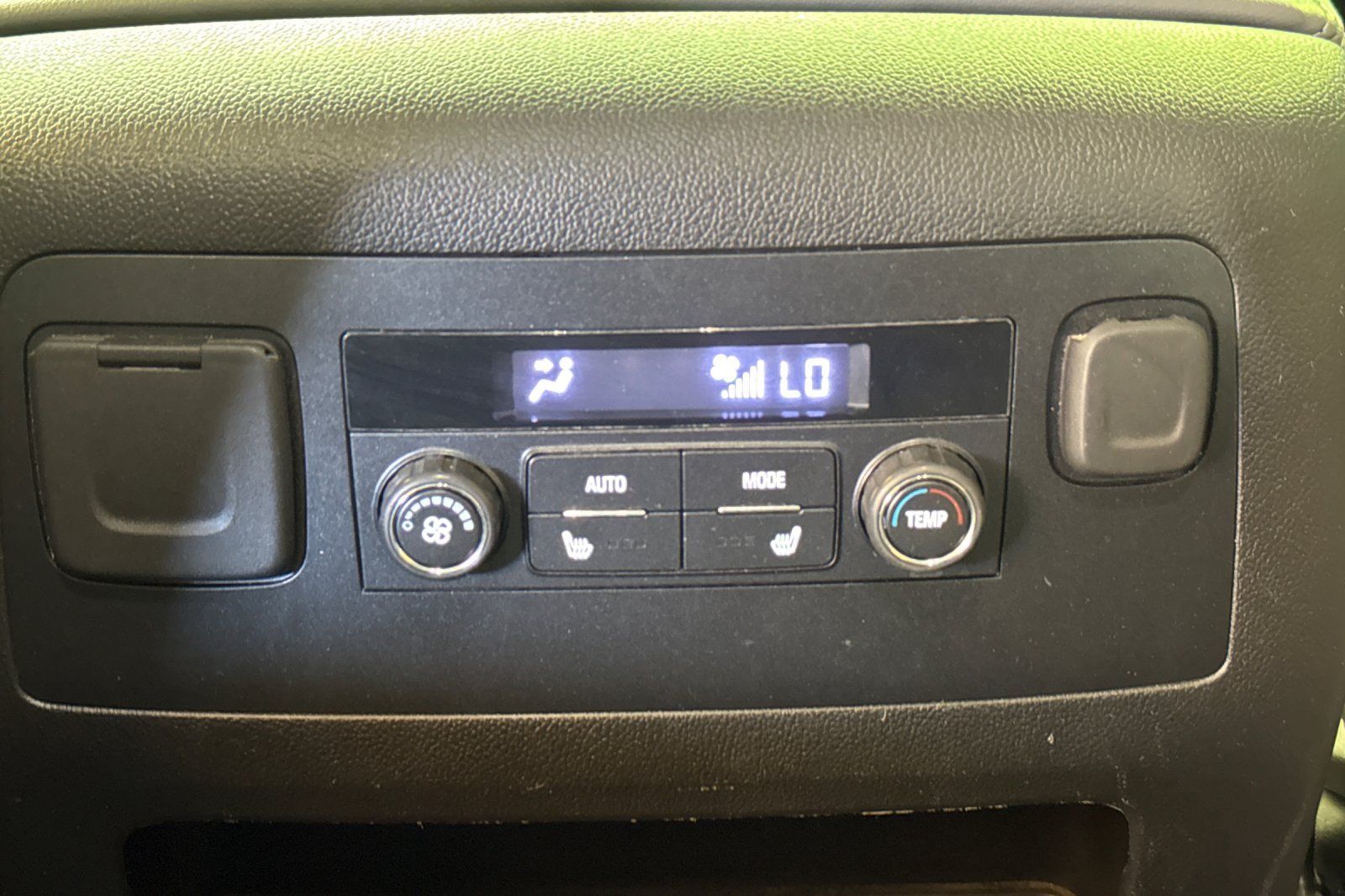 Used 2019 Chevrolet Suburban LT w/ Luxury Package AWD/4WD image 16