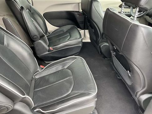Used 2023 Chrysler Pacifica Limited FWD image 23