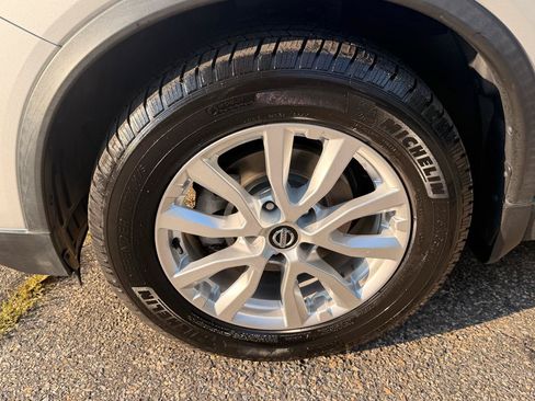 Used 2017 Nissan Rogue SV AWD/4WD image 12