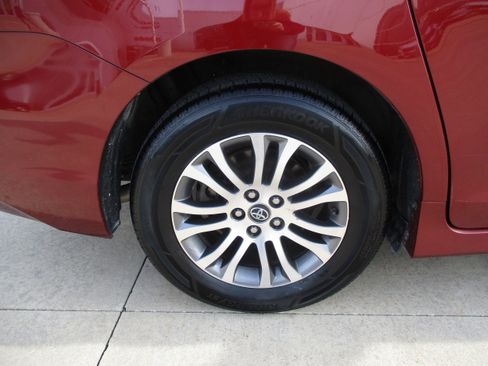 Used 2018 Toyota Sienna XLE Premium image 11