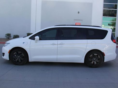 Used 2020 Chrysler Pacifica Touring-L w/ S Appearance Package FWD image 8