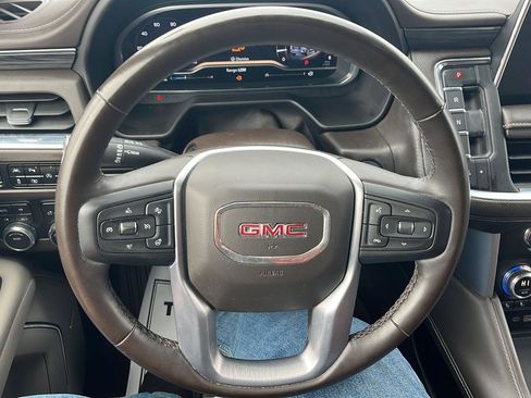 Used 2023 GMC Yukon XL SLT w/ SLT Luxury Package image 10