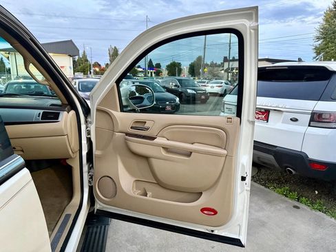 Used 2010 Cadillac Escalade Premium image 17