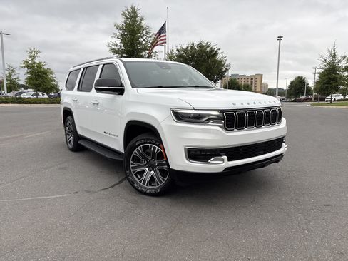 Used 2023 Jeep Wagoneer 4WD w/ Premium Group I image 2