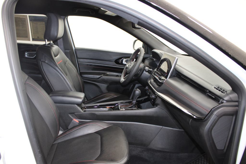 Used 2025 Jeep Compass Trailhawk AWD/4WD image 24