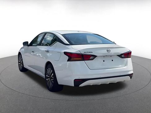 Used 2025 Nissan Altima 2.5 SV FWD image 11