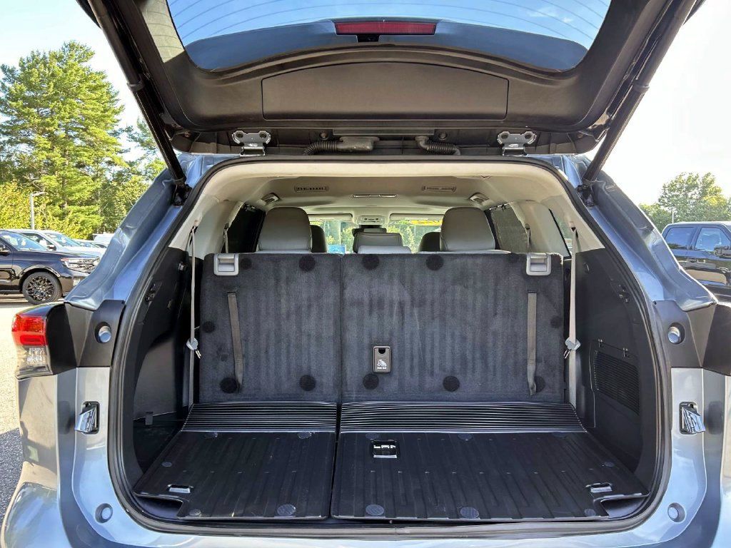 Used 2022 Toyota Highlander XLE AWD/4WD image 11