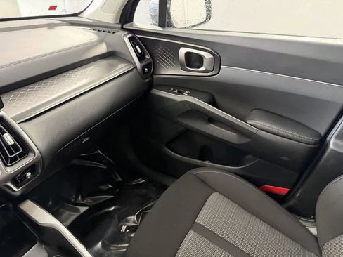 Used 2023 Kia Sorento LX image 25