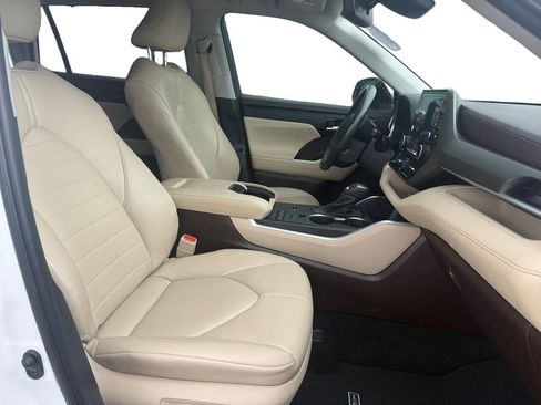 Used 2021 Toyota Highlander XLE FWD image 16