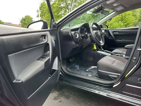 Used 2017 Toyota Corolla LE FWD image 2