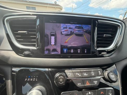 Used 2019 Chrysler Pacifica Touring-L w/ Advanced Safetytec Group FWD image 13