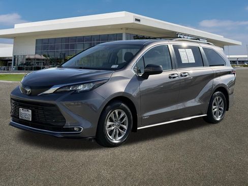 Used 2021 Toyota Sienna XLE w/ XLE Plus Package image 4