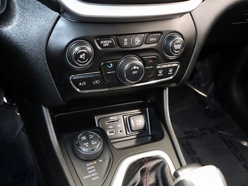 Used 2016 Jeep Cherokee Trailhawk w/ Leather Interior Group image 19