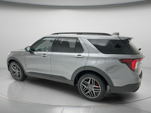 Used 2025 Ford Explorer ST-Line w/ ST-Line Street Pack AWD/4WD image 6
