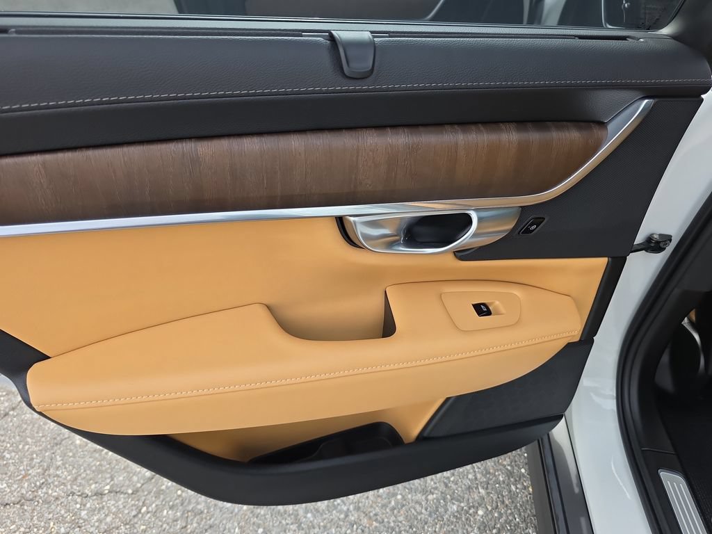 Certified 2025 Volvo V90 B6 Cross Country Ultra AWD/4WD image 17