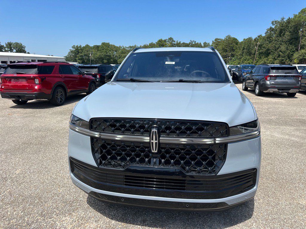 New 2025 Lincoln Navigator Reserve w/ Jet Appearance Package AWD/4WD image 2