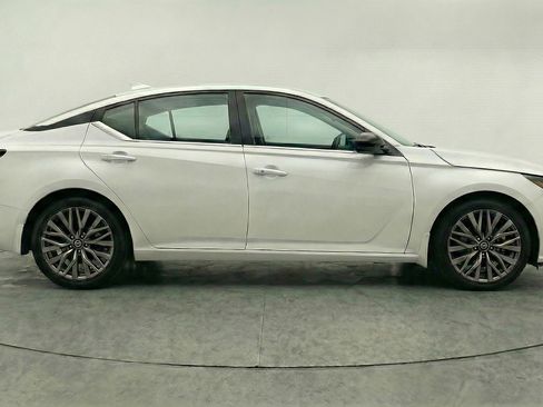 Used 2025 Nissan Altima 2.5 SV image 11