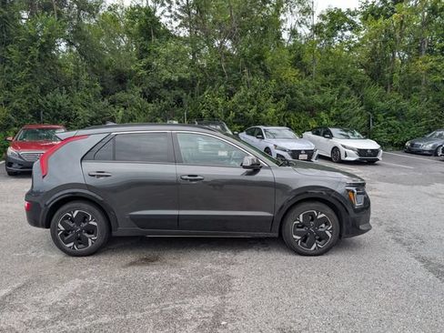 Used 2023 Kia Niro Wind w/ Wind Preserve Package FWD image 2