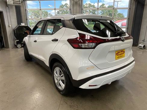 Used 2022 Nissan Kicks S image 3