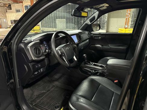 Used 2023 Toyota Tacoma TRD Off-Road w/ TRD Premium Off Road Package AWD/4WD image 31