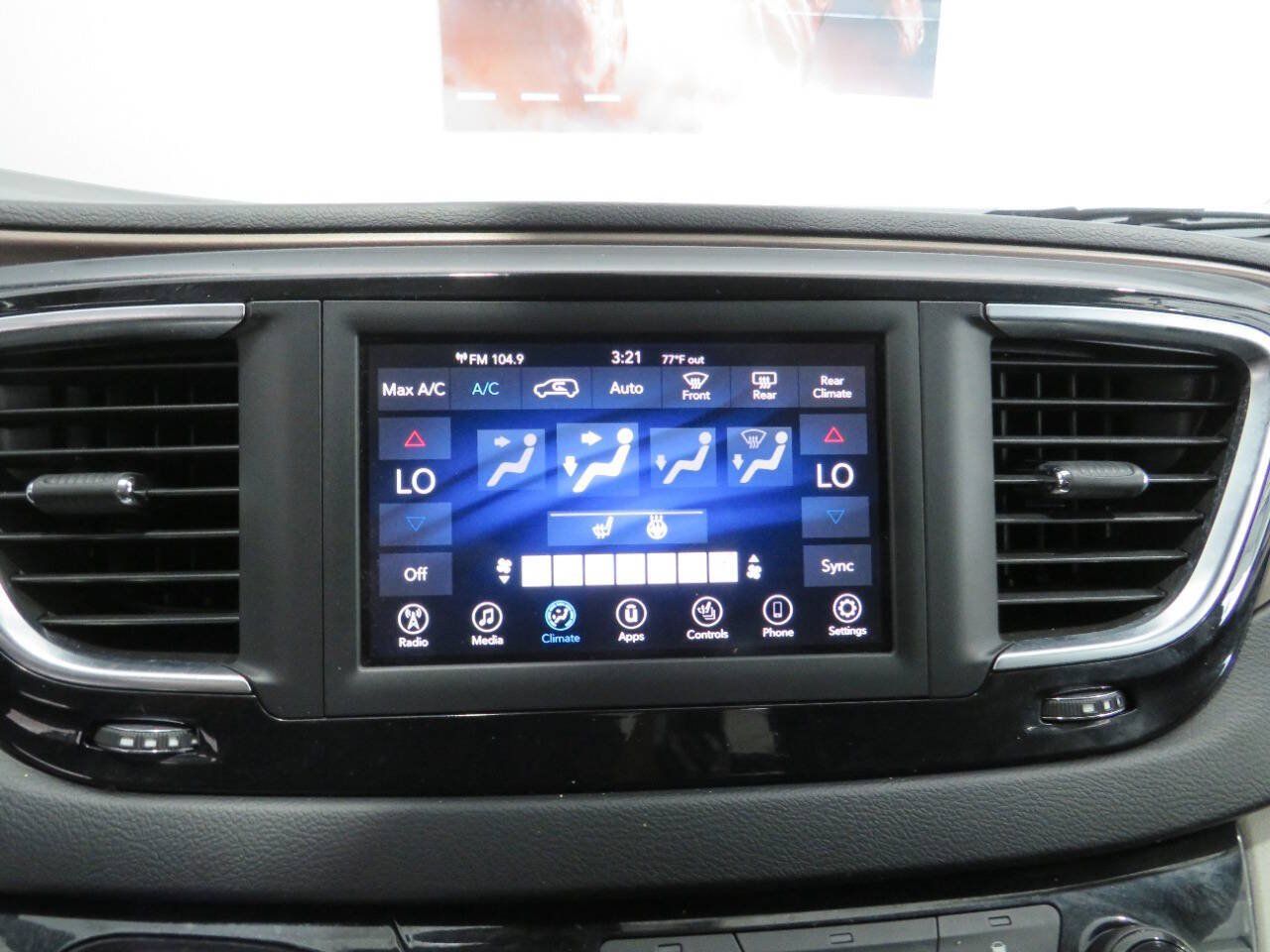 Used 2019 Chrysler Pacifica Touring-L FWD image 19