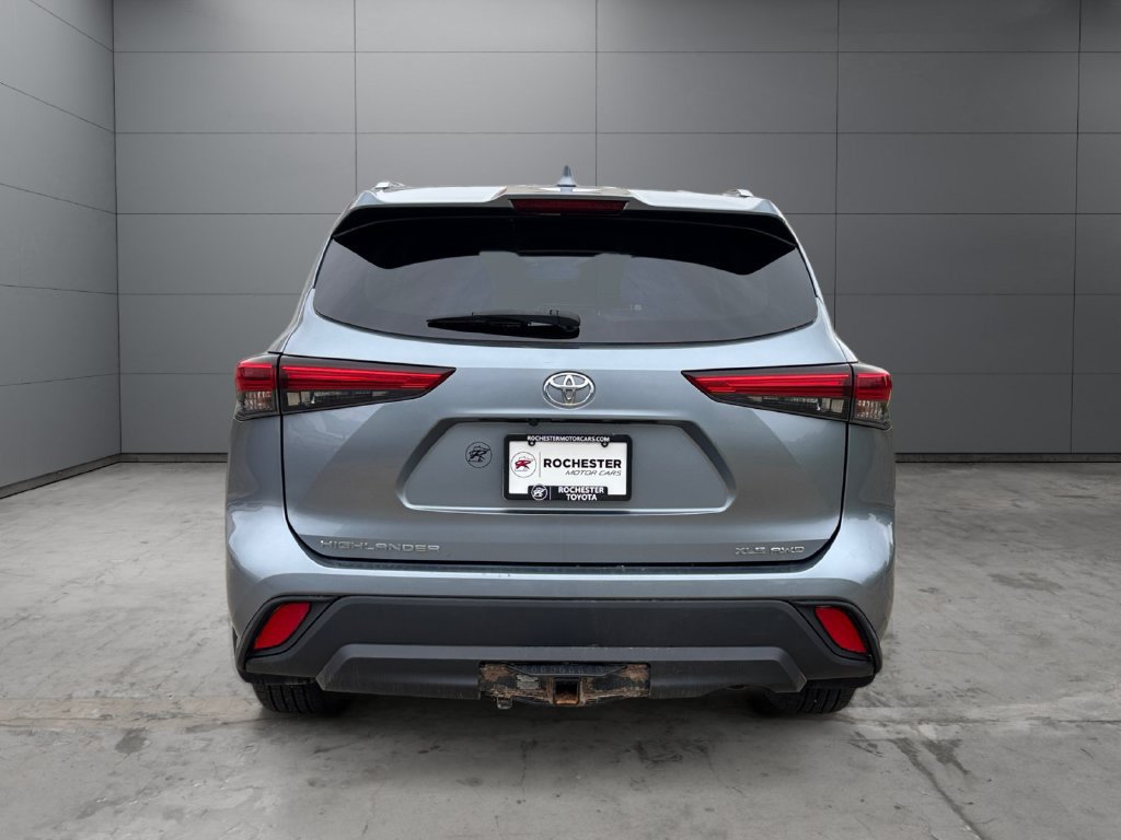Used 2021 Toyota Highlander XLE AWD/4WD image 4