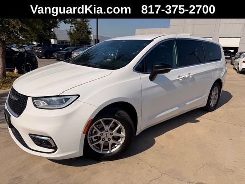 Used 2025 Chrysler Pacifica Select FWD image 1
