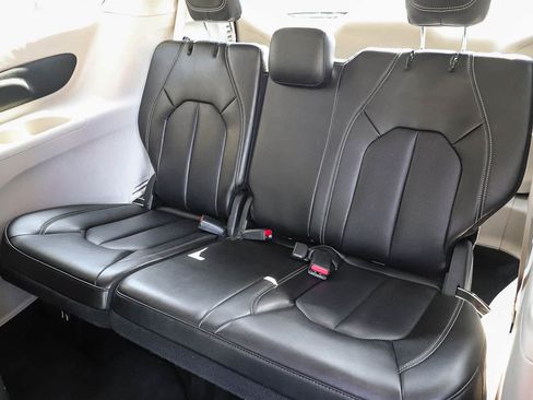 Used 2023 Chrysler Pacifica Touring-L FWD image 19
