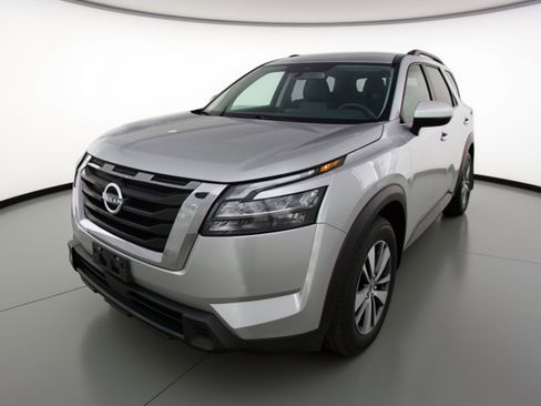 Used 2025 Nissan Pathfinder SV image 3