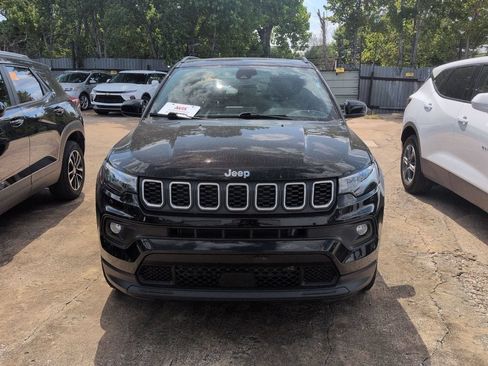 Used 2025 Jeep Compass Latitude w/ Sun & Sound Group AWD/4WD image 2