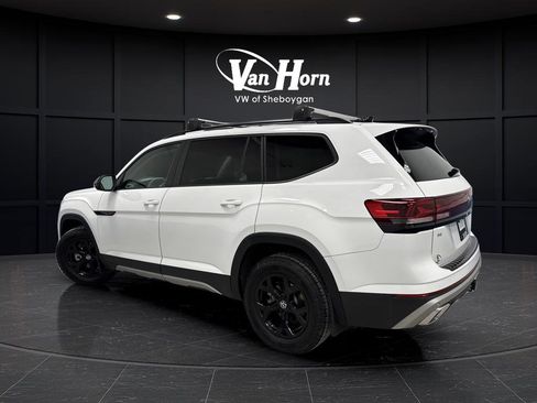 Used 2024 Volkswagen Atlas Peak Edition SE image 3