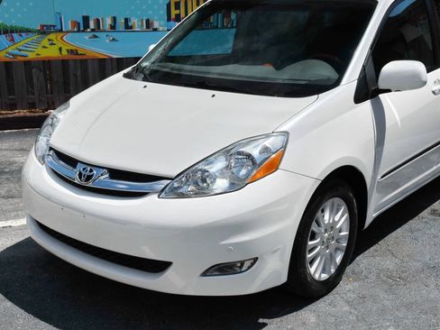 Used 2010 Toyota Sienna XLE Limited FWD image 5