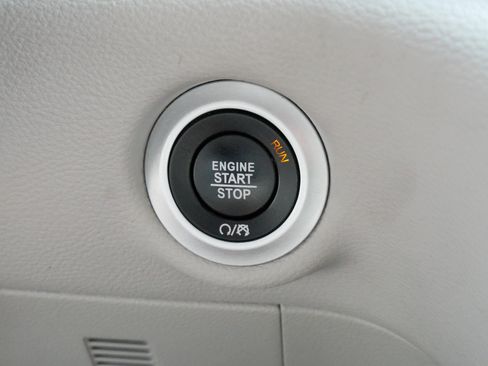 Used 2023 Chrysler Pacifica Touring-L FWD image 30