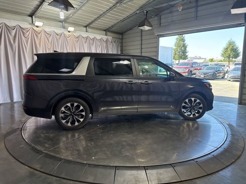 Used 2024 Kia Carnival EX image 3