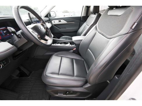 Used 2025 Ford Explorer Active w/ Active Comfort Package RWD image 12