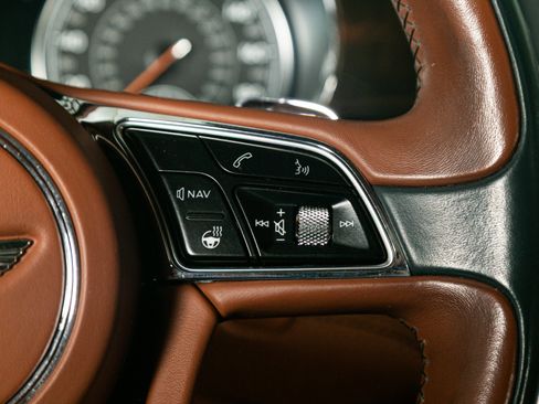 Used 2019 Bentley Bentayga image 37