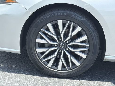 Used 2024 Nissan Altima 2.5 SV FWD image 28