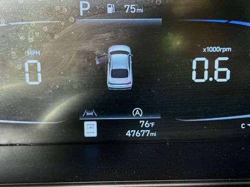 Used 2025 Hyundai Elantra SE image 16