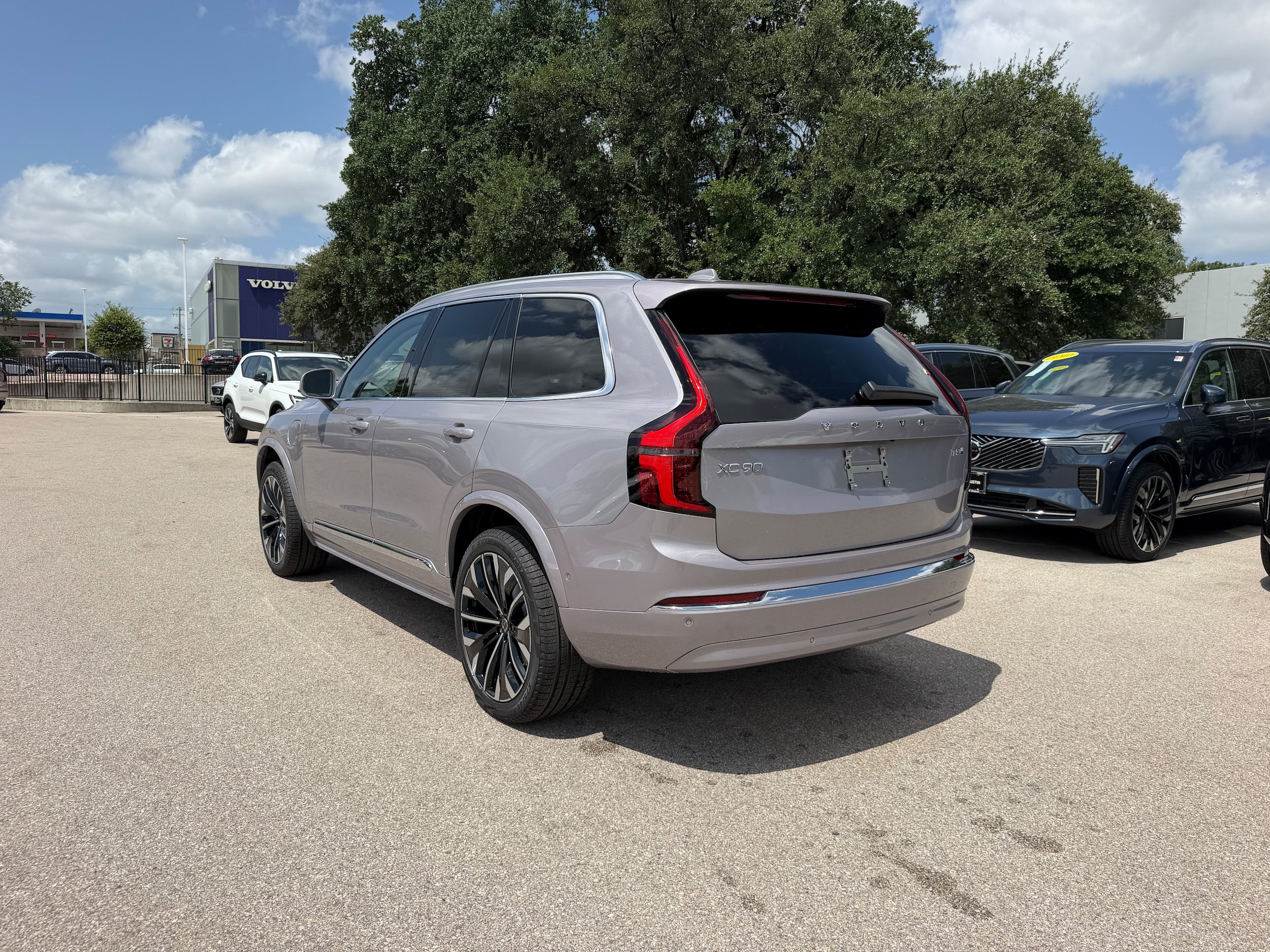 New 2026 Volvo XC90 T8 Plus AWD/4WD image 4