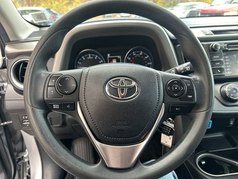 Used 2018 Toyota RAV4 LE image 7