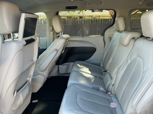 Used 2017 Chrysler Pacifica Touring-L Plus w/ Advanced Safetytec Group FWD image 19