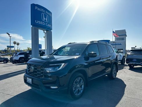 Used 2025 Honda Passport TrailSport image 2