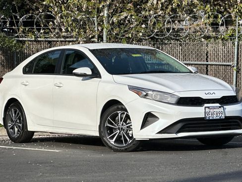 Used 2023 Kia Forte LXS w/ LXS Technology Package image 2