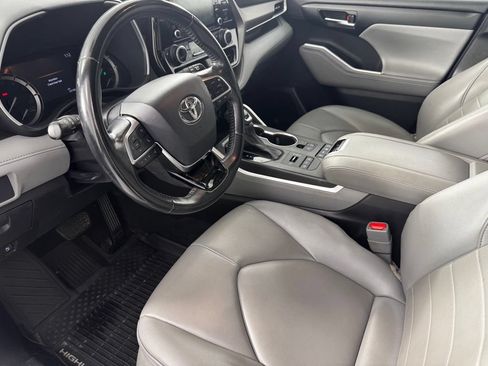 Used 2021 Toyota Highlander XLE AWD/4WD image 12